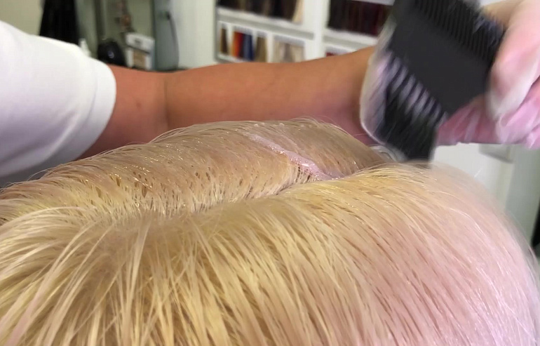 Тонируем прикорневую зону в оттенок скандинавский блонд