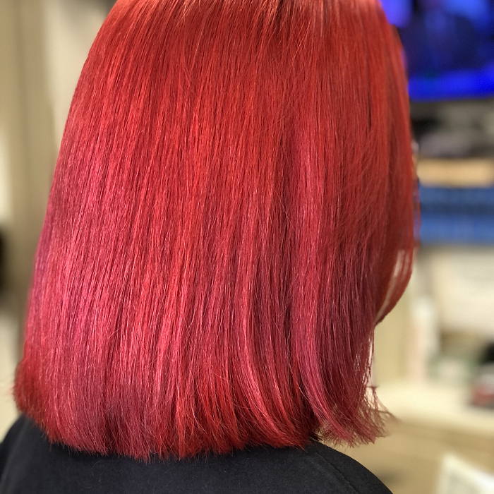 Окрашивание в яркий красный оттенок с предварительным осветлением волос 