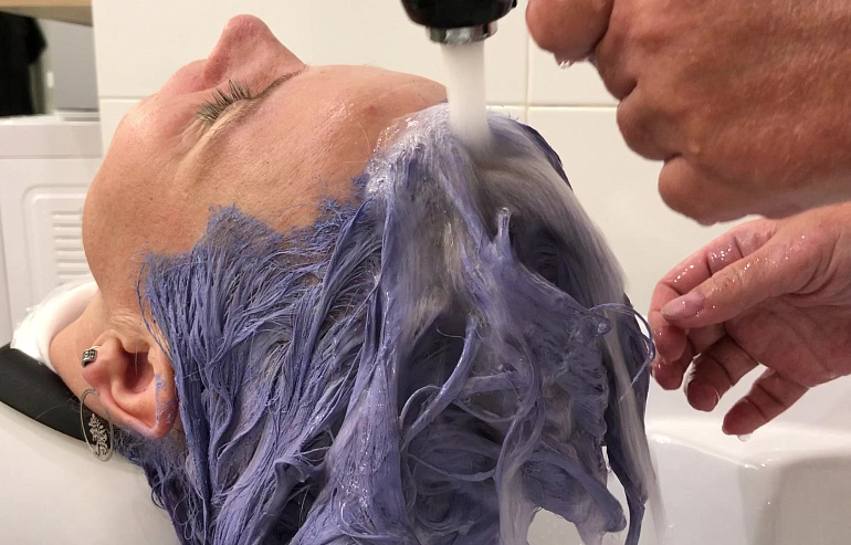 Смываем состав с волос