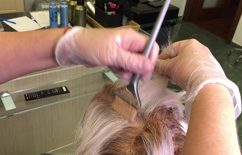 Окрашивание начинаем с прикорневой зоны