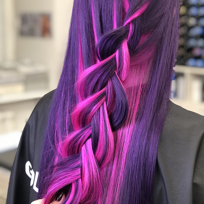 Яркое цветное окрашивание в оттенках фуксия и сочный фиолетовый
