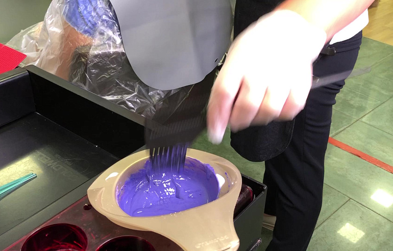 Осветляем прикорневую зону при помощи блондирующего порошка